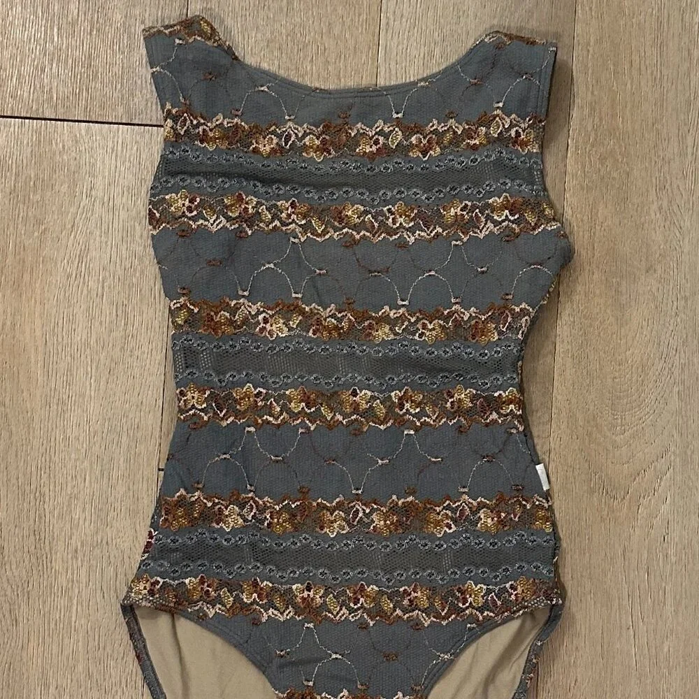 Class In Leotard - Picture 1 of 2